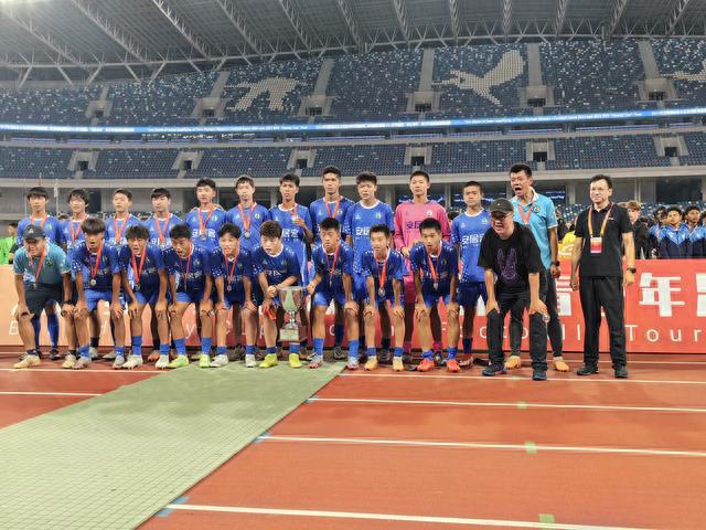 谢幕中国足球小将领取亚军奖杯与奖牌与冠军河床相互致意